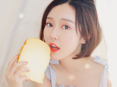 一个发烧的小孩和他的猫一起玩（和发烧的小孩一起玩会被传染吗）